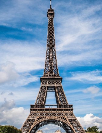 La tour Eiffel sous un ciel bleu